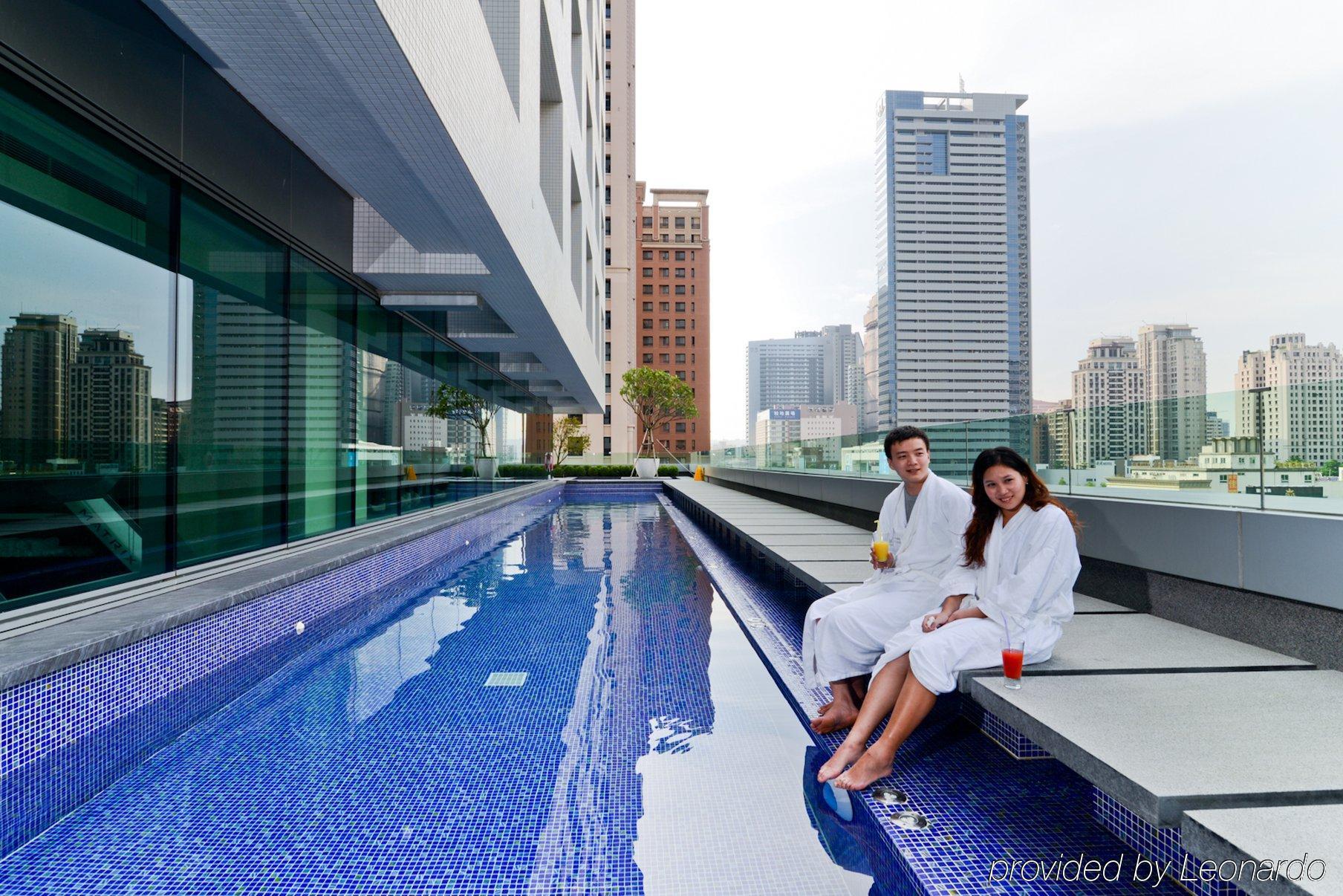 Millennium Hotel Taichung Extérieur photo The swimming pool at the hotel