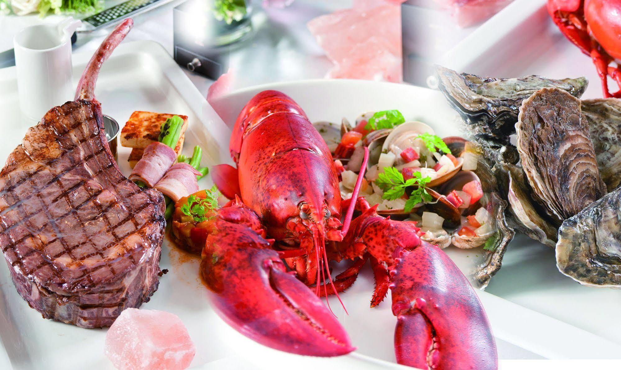 Millennium Hotel Taichung Extérieur photo A lobster prepared for consumption